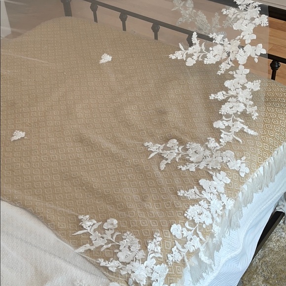 Vintage Lace Royal Wedding Veil - Picture 4 of 8